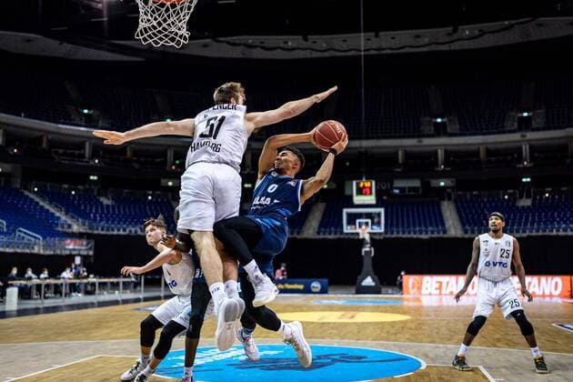 Basketball Berlin 22.05.2021 1. Bundesliga easyCredit-BBL BBL Saison 2020 2021 Playoffs Viertelfinale Spiel 2 Alba Berlin - Hamburg Towers Maodo Lo (Alba Berlin, No.00) Patrick Spencer (Hamburg, No.61)