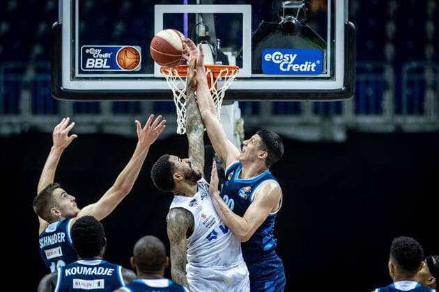 Basketball Berlin 22.05.2021 1. Bundesliga easyCredit-BBL BBL Saison 2020 2021 Playoffs Viertelfinale Spiel 2 Alba Berlin - Hamburg Towers Simone Fontecchio (Alba Berlin, No.20) Bryce Taylor (Hamburg, No.44)