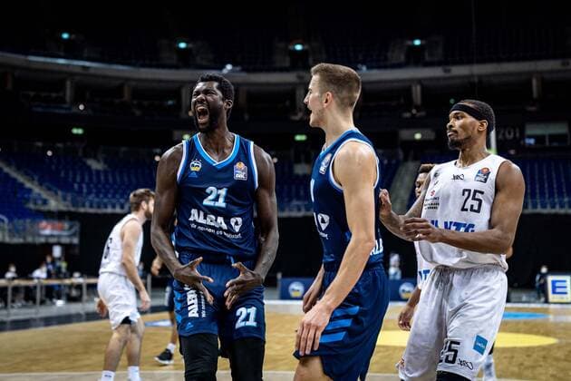 Basketball Berlin 22.05.2021 1. Bundesliga easyCredit-BBL BBL Saison 2020 2021 Playoffs Viertelfinale Spiel 2 Alba Berlin - Hamburg Towers Christ Koumadje (Alba Berlin, No.21) Jubel Tim Schneider (Alba Berlin, No.10) Terry Allen (Hamburg, No.25)