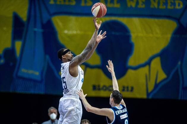 Basketball Berlin 22.05.2021 1. Bundesliga easyCredit-BBL BBL Saison 2020 2021 Playoffs Viertelfinale Spiel 2 Alba Berlin - Hamburg Towers Terry Allen (Hamburg, No.25) Marcus Eriksson (Alba Berlin, No.08)