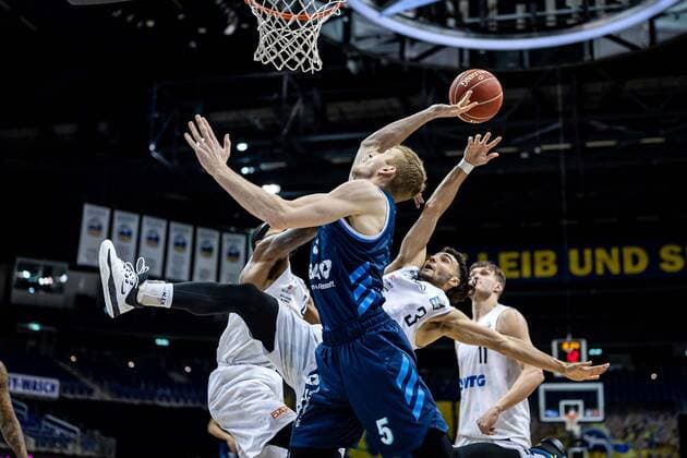 Basketball Berlin 22.05.2021 1. Bundesliga easyCredit-BBL BBL Saison 2020 2021 Playoffs Viertelfinale Spiel 2 Alba Berlin - Hamburg Towers Niels Giffey (Alba Berlin, No.05) Max DiLeo (Hamburg, No.03)
