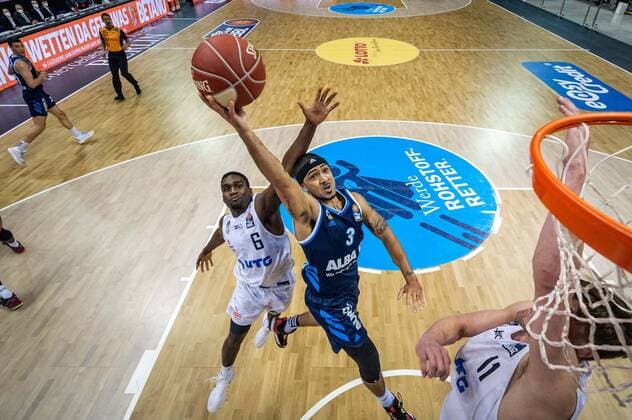 Basketball Berlin 22.05.2021 1. Bundesliga easyCredit-BBL BBL Saison 2020 2021 Playoffs Viertelfinale Spiel 2 Alba Berlin - Hamburg Towers Peyton Siva (Alba Berlin, No.03) Osaro Rich (Hamburg, No.06) Maik Kotsar (Hamburg, No.11) re.