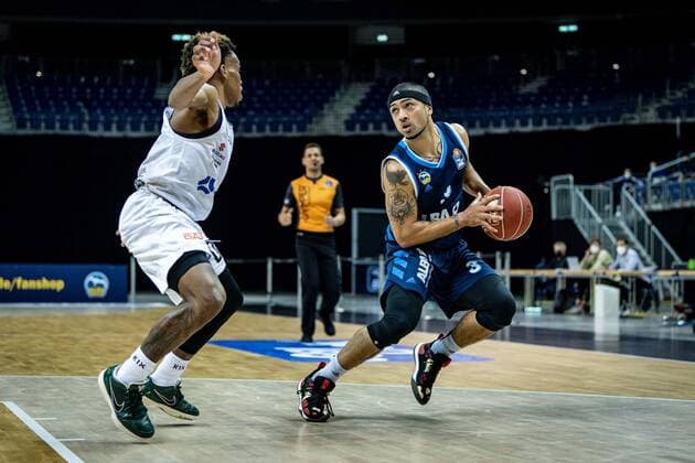 Basketball Berlin 22.05.2021 1. Bundesliga easyCredit-BBL BBL Saison 2020 2021 Playoffs Viertelfinale Spiel 2 Alba Berlin - Hamburg Towers Peyton Siva (Alba Berlin, No.03) T.J. Shorts (Hamburg, No.00)