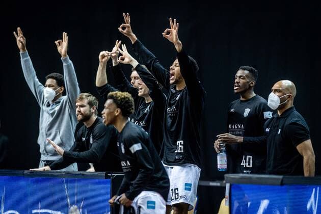 Basketball Berlin 22.05.2021 1. Bundesliga easyCredit-BBL BBL Saison 2020 2021 Playoffs Viertelfinale Spiel 2 Alba Berlin - Hamburg Towers Jubel Hamburg Marvin Ogunsipe (Hamburg, No.26) Zac Cuthbertson (Hamburg, No.40) Patrick Spencer (Hamburg, No.61) und andere