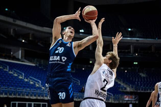 Basketball Berlin 22.05.2021 1. Bundesliga easyCredit-BBL BBL Saison 2020 2021 Playoffs Viertelfinale Spiel 2 Alba Berlin - Hamburg Towers Simone Fontecchio (Alba Berlin, No.20) Jordan Swing (Hamburg, No.00)