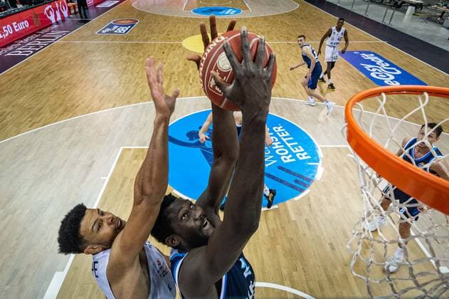 Basketball Berlin 22.05.2021 1. Bundesliga easyCredit-BBL BBL Saison 2020 2021 Playoffs Viertelfinale Spiel 2 Alba Berlin - Hamburg Towers Christ Koumadje (Alba Berlin, No.21) Marvin Ogunsipe (Hamburg, No.26)