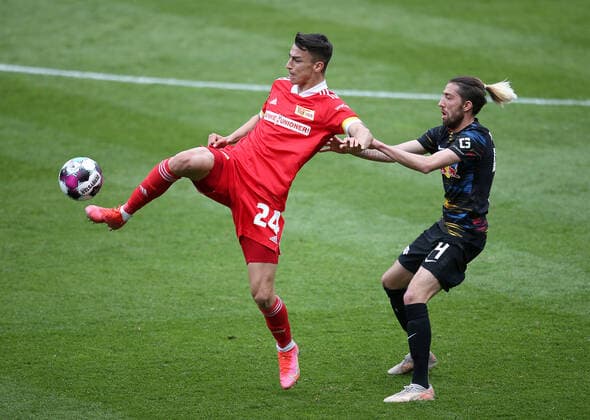 22.05.2021, Fussball 1. Bundesliga 2020 2021, 34. Spieltag, 1. FC Union Berlin - RB Leipzig, im Stadion An der Alten Försterei Berlin. (L-R) Petar Musa (Union Berlin) gegen Kevin Kampl (RB Leipzig)