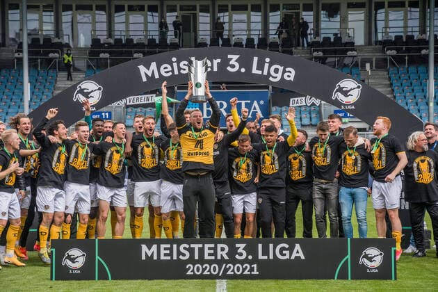 Bilder des Jahres 2021, Sport 05 Mai Sport Themen der Woche KW20 Dynamo Dresden feiert die Meisterschaft in der dritten Liga; SV Wehen Wiesbaden - SG Dynamo Dresden; Fußball; 3. Liga; Saison 2020 2021; 38. Spieltag; Brita-Arena; Wiesbaden; 22. Mai 2021; *** Dynamo Dresden celebrates third division championship SV Wehen Wiesbaden SG Dynamo Dresden Football 3 Liga Season 2020 2021 38 Matchday Brita Arena Wiesbaden 22 May 2021