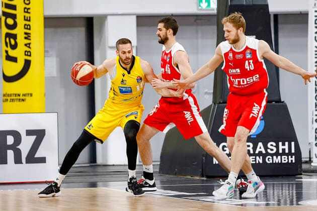 Xlinks Jonas Wohlfahrth - Bottermann (MHP Riesen Ludwigsburg, 18) Mitte David Kravish (Brose Bamberg, 45) Basketball, spo, editorial, BBL, easycredit BBL Saison 2020 2021, Playoffs, play-off, Viertelfinale, 2. Spieltag, MHP RIESEN Ludwigsburg, Brose Bamberg Brose Bamberg - MHP Riesen Ludwigsburg - easyCredit-BBL - Basketball Bundesliga - Basketball Saison 2020 21 Playoff-Viertelfinale Spiel3 , Playoffs, 23.05.2021 Bamberg, Brose Arena Copyright: DanielxLöb