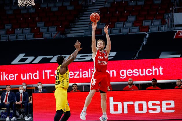 rechts Christian Sengfelder (Brose Bamberg, 43) links Yorman Polas Bartolo (MHP Riesen Ludwigsburg, 13) Brose Bamberg - MHP Riesen Ludwigsburg - easyCredit-BBL - Basketball Bundesliga - Basketball Saison 2020 21 Playoff-Viertelfinale Spiel3 , Playoffs, 23.05.2021 Bamberg, Brose Arena Copyright: DanielxLöb
