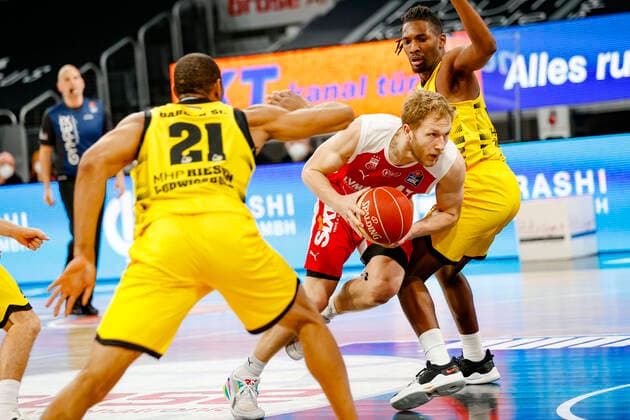 Mitte Christian Sengfelder (Brose Bamberg, 43) links Tremmell Darden (MHP Riesen Ludwigsburg, 21) rechts Jaleen Smith (MHP Riesen Ludwigsburg, 03) Brose Bamberg - MHP Riesen Ludwigsburg - easyCredit-BBL - Basketball Bundesliga - Basketball Saison 2020 21 Playoff-Viertelfinale Spiel3 , Playoffs, 23.05.2021 Bamberg, Brose Arena Copyright: DanielxLöb