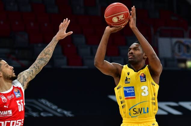 BAMBERG 23.05.2021 --- Basketball ---- easycredit 1. Basketball Bundesliga ---- 3. Playoff-Viertelfinalspiel: Brose Bamberg vs MHP Riesen Ludwigsburg --- Jaleen Smith (3, MHP Riesen Ludwigsburg) wirft gegen Tyler Larson (55, Brose Bamberg) --- Foto: Hans-Martin Issler isslerimages ---- Brose Bamberg vs MHP Riesen Ludwigsburg