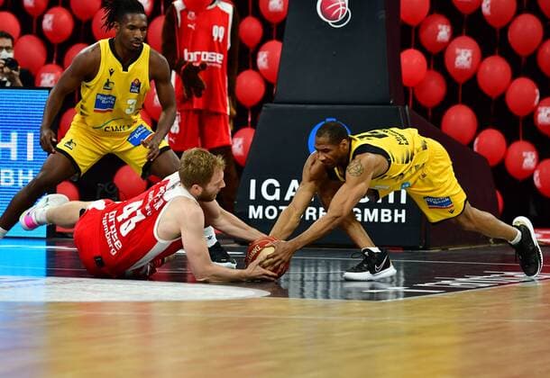 BAMBERG 23.05.2021 --- Basketball ---- easycredit 1. Basketball Bundesliga ---- 3. Playoff-Viertelfinalspiel: Brose Bamberg vs MHP Riesen Ludwigsburg --- Christian Sengfelder (43, Brose Bamberg) und Tremmell Darden (21, MHP Riesen Ludwigsburg) kämpfen um den Ball --- Foto: Hans-Martin Issler isslerimages ---- Brose Bamberg vs MHP Riesen Ludwigsburg