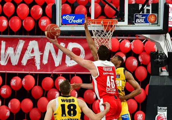 BAMBERG 23.05.2021 --- Basketball ---- easycredit 1. Basketball Bundesliga ---- 3. Playoff-Viertelfinalspiel: Brose Bamberg vs MHP Riesen Ludwigsburg --- David Kravish (45, Brose Bamberg) wirft gegen Tremmell Darden (21, MHP Riesen Ludwigsburg) und Jonas Wohlfarth-Bottermann (18, MHP Riesen Ludwigsburg) --- Foto: Hans-Martin Issler isslerimages ---- Brose Bamberg vs MHP Riesen Ludwigsburg