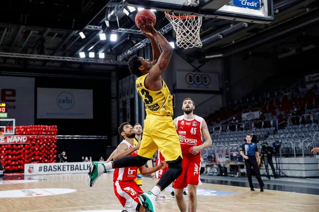 Mitte Yorman Polas Bartolo (MHP Riesen Ludwigsburg, 13) rechts David Kravish (Brose Bamberg, 45) links Kenneth Ogbe (Brose Bamberg, 25) Brose Bamberg - MHP Riesen Ludwigsburg - easyCredit-BBL - Basketball Bundesliga - Basketball Saison 2020 21 Playoff-Viertelfinale Spiel3 , Playoffs, 23.05.2021 Bamberg, Brose Arena Copyright: DanielxLöb