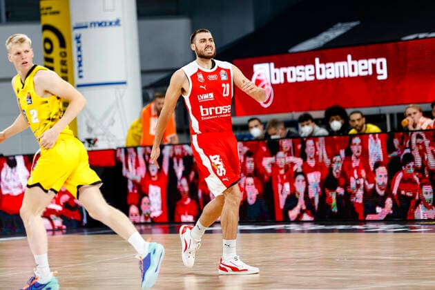 links Chase Fieler (Brose Bamberg, 20) rechts Jacob Patrick (MHP Riesen Ludwigsburg, 02) Brose Bamberg - MHP Riesen Ludwigsburg - easyCredit-BBL - Basketball Bundesliga - Basketball Saison 2020 21 Playoff-Viertelfinale Spiel3 , Playoffs, 23.05.2021 Bamberg, Brose Arena Copyright: DanielxLöb