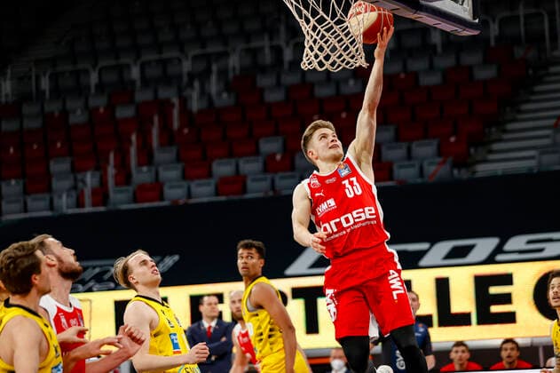 rechts Bennet Hundt (Brose Bamberg, 33) Brose Bamberg - MHP Riesen Ludwigsburg - easyCredit-BBL - Basketball Bundesliga - Basketball Saison 2020 21 Playoff-Viertelfinale Spiel3 , Playoffs, 23.05.2021 Bamberg, Brose Arena Copyright: DanielxLöb
