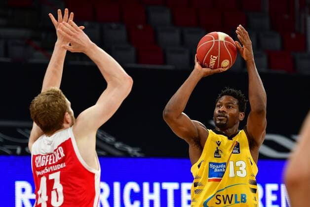 BAMBERG 23.05.2021 --- Basketball ---- easycredit 1. Basketball Bundesliga ---- 3. Playoff-Viertelfinalspiel: Brose Bamberg vs MHP Riesen Ludwigsburg --- Yorman Polas Bartolo (13, MHP Riesen Ludwigsburg) wirft gegen Christian Sengfelder (43, Brose Bamberg) --- Foto: Hans-Martin Issler isslerimages ---- Brose Bamberg vs MHP Riesen Ludwigsburg