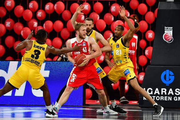 BAMBERG 23.05.2021 --- Basketball ---- easycredit 1. Basketball Bundesliga ---- 3. Playoff-Viertelfinalspiel: Brose Bamberg vs MHP Riesen Ludwigsburg --- Christian Sengfelder (43, Brose Bamberg) gegen Jaleen Smith (3, MHP Riesen Ludwigsburg), Jonas Wohlfarth-Bottermann (18, MHP Riesen Ludwigsburg) und Tremmell Darden (21, MHP Riesen Ludwigsburg) --- Foto: Hans-Martin Issler isslerimages ---- Brose Bamberg vs MHP Riesen Ludwigsburg
