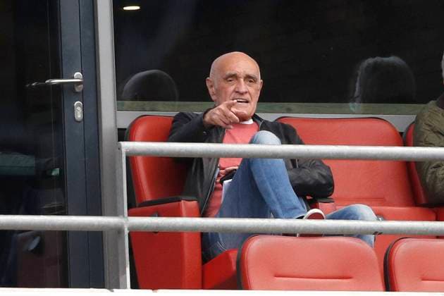 23.05.2021, HDI-Arena, Hannover, Ligaspiel, 2. Bundesliga, Hannover 96 vs 1. FC Nuernberg, im Bild Martin Kind (Praesident, Hannover) auf der Tribuene gibt Zeichen DFL regulations prohibit any use of photographs as image sequences and or quasi-video. Hannover 96 vs 1. FC Nuernberg