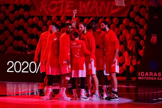BAMBERG 23.05.2021 --- Basketball ---- easycredit 1. Basketball Bundesliga ---- 3. Playoff-Viertelfinalspiel: Brose Bamberg vs MHP Riesen Ludwigsburg --- Teamkreis Bamberg vor der roten Wand. --- Foto: Hans-Martin Issler isslerimages ---- Brose Bamberg vs MHP Riesen Ludwigsburg