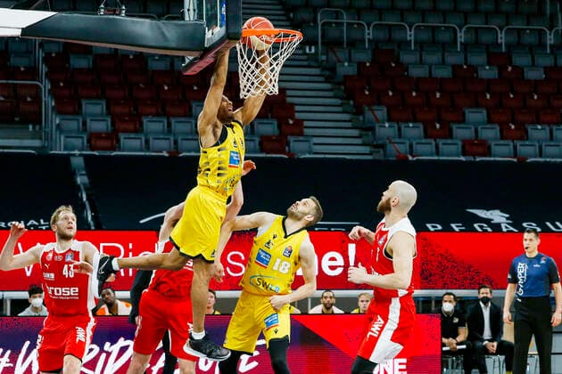 oben Tremmell Darden (MHP Riesen Ludwigsburg, 21) links Christian Sengfelder (Brose Bamberg, 43) 2.v.r. Jonas Wohlfahrth - Bottermann (MHP Riesen Ludwigsburg, 18) rechts Alex Ruoff (Brose Bamberg, 07) Brose Bamberg - MHP Riesen Ludwigsburg - easyCredit-BBL - Basketball Bundesliga - Basketball Saison 2020 21 Playoff-Viertelfinale Spiel3 , Playoffs, 23.05.2021 Bamberg, Brose Arena Copyright: DanielxLöb