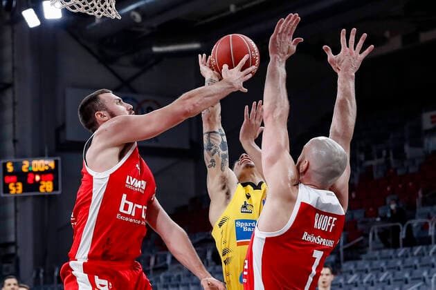 links Chase Fieler (Brose Bamberg, 20) blockt Mitte Jonah Radebaugh (MHP Riesen Ludwigsburg, 12) rechts Alex Ruoff (Brose Bamberg, 07) Brose Bamberg - MHP Riesen Ludwigsburg - easyCredit-BBL - Basketball Bundesliga - Basketball Saison 2020 21 Playoff-Viertelfinale Spiel3 , Playoffs, 23.05.2021 Bamberg, Brose Arena Copyright: DanielxLöb