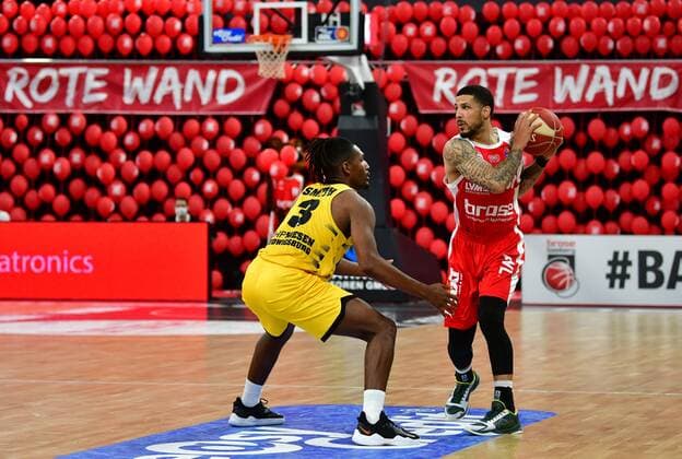BAMBERG 23.05.2021 --- Basketball ---- easycredit 1. Basketball Bundesliga ---- 3. Playoff-Viertelfinalspiel: Brose Bamberg vs MHP Riesen Ludwigsburg --- Tyler Larson (55, Brose Bamberg) gegen Jaleen Smith (3, MHP Riesen Ludwigsburg) --- Foto: Hans-Martin Issler isslerimages ---- Brose Bamberg vs MHP Riesen Ludwigsburg