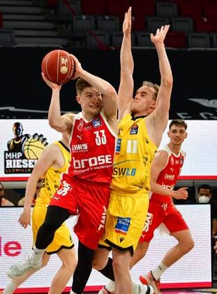 BAMBERG 23.05.2021 --- Basketball ---- easycredit 1. Basketball Bundesliga ---- 3. Playoff-Viertelfinalspiel: Brose Bamberg vs MHP Riesen Ludwigsburg --- Bennet Hundt (33, Brose Bamberg) gegen Lukas Herzog (11, MHP Riesen Ludwigsburg) --- Foto: Hans-Martin Issler isslerimages ---- Brose Bamberg vs MHP Riesen Ludwigsburg
