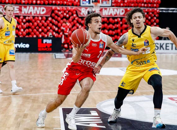 Sport Bilder des Tages links Elias Baggette (Brose Bamberg, 02) rechts Jonah Radebaugh (MHP Riesen Ludwigsburg, 12) Brose Bamberg - MHP Riesen Ludwigsburg - easyCredit-BBL - Basketball Bundesliga - Basketball Saison 2020 21 Playoff-Viertelfinale Spiel3 , Playoffs, 23.05.2021 Bamberg, Brose Arena Copyright: DanielxLöb