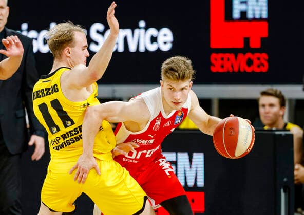 links Lukas Herzog (MHP Riesen Ludwigsburg, 11) rechts Bennet Hundt (Brose Bamberg, 33) Brose Bamberg - MHP Riesen Ludwigsburg - easyCredit-BBL - Basketball Bundesliga - Basketball Saison 2020 21 Playoff-Viertelfinale Spiel3 , Playoffs, 23.05.2021 Bamberg, Brose Arena Copyright: DanielxLöb