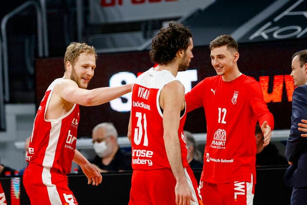 links Christian Sengfelder (Brose Bamberg, 43) Mitte Michele Vitali (Brose Bamberg, 31) rechts Moritz Plescher (Brose Bamberg, 12) Brose Bamberg - MHP Riesen Ludwigsburg - easyCredit-BBL - Basketball Bundesliga - Basketball Saison 2020 21 Playoff-Viertelfinale Spiel3 , Playoffs, 23.05.2021 Bamberg, Brose Arena Copyright: DanielxLöb