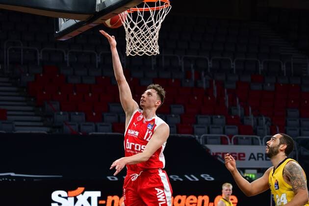BAMBERG 23.05.2021 --- Basketball ---- easycredit 1. Basketball Bundesliga ---- 3. Playoff-Viertelfinalspiel: Brose Bamberg vs MHP Riesen Ludwigsburg --- Moritz Pleschner (12, Brose Bamberg) mit Korbleger gegen Andrew Warren (24, MHP Riesen Ludwigsburg) --- Foto: Hans-Martin Issler isslerimages ---- Brose Bamberg vs MHP Riesen Ludwigsburg