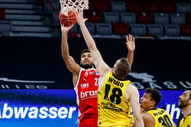 links Kenneth Ogbe (Brose Bamberg, 25) Mitte Jonas Wohlfahrth - Bottermann (MHP Riesen Ludwigsburg, 18) rechts Oscar da Silva (MHP Riesen Ludwigsburg, 30) Brose Bamberg - MHP Riesen Ludwigsburg - easyCredit-BBL - Basketball Bundesliga - Basketball Saison 2020 21 Playoff-Viertelfinale Spiel3 , Playoffs, 23.05.2021 Bamberg, Brose Arena Copyright: DanielxLöb