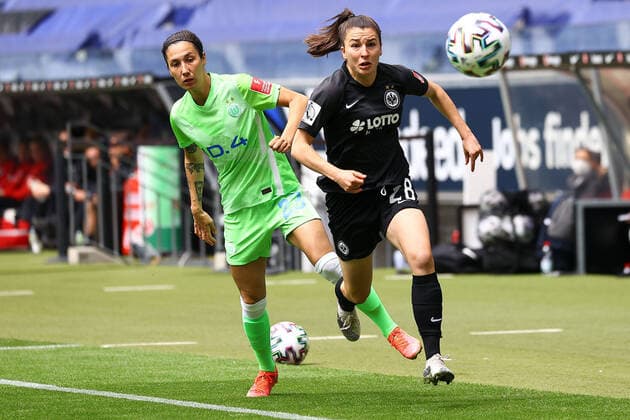 23.05.2021 FLYLERALARM Bundesliga Spiel von Eintracht Frankfurt - VfL Wolfsburg emonline, despor , rmspor, v.l., Sara Doorsoun Khajeh (VFL Wolfsburg), Barbara Dunst (Eintracht Frankfurt), Zweikampf, Action, Aktion, Battles for the Ball Foto: Joaquim Ferreira (DFL DFB REGULATIONS PROHIBIT ANY USE OF PHOTOGRAPHS as IMAGE SEQUENCES and or QUASI-VIDEO) Copyright: JoaquimxFerreira