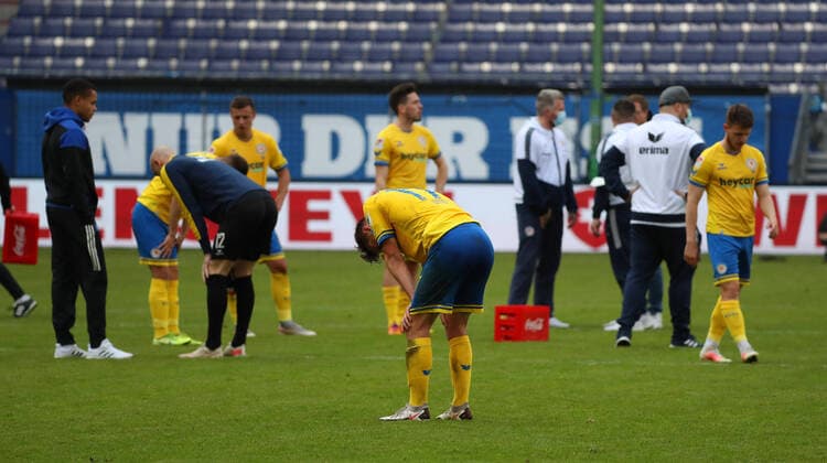 Bilder des Jahres 2021, Sport 05 Mai Sport Themen der Woche KW20 Hamburger SV vs. Braunschweig, 2. BL Hamburg, 23.05.2021, FUßBALL - Hamburger SV vs. Eintracht Braunschweig, 2. BL, Saison 2020 21. Bild zeigt: Spielende, enttäuscht, traurig, niedergeschlagen, verzweifelt, down, frust, frustriert, enttäuschung Eintracht Braunschweig ist abgestiegen. Hamburg *** Hamburger SV vs Braunschweig, 2 BL Hamburg, 23 05 2021, FOOTBALL Hamburger SV vs Eintracht Braunschweig, 2 BL, season 2020 21 picture shows end of game, disappointed, sad, dejected, desperate, down, frustrated, disappointment Eintracht Braunschweig is relegated Hamburg