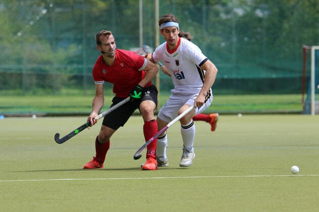 Testspiel der deutschen Hockey-Herren gegen Kanada: TJonas Gomoll (r. Deutschland) im Duell mit Gordon Johnston (l. Kanada).