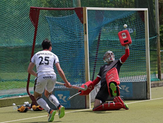 Testspiel der deutschen Hockey-Herren gegen Kanada: Kanadas Torwart Antoni Kindler verhindert einen Treffer von dem deutschen Nationalspieler Teo Hinrichs.
