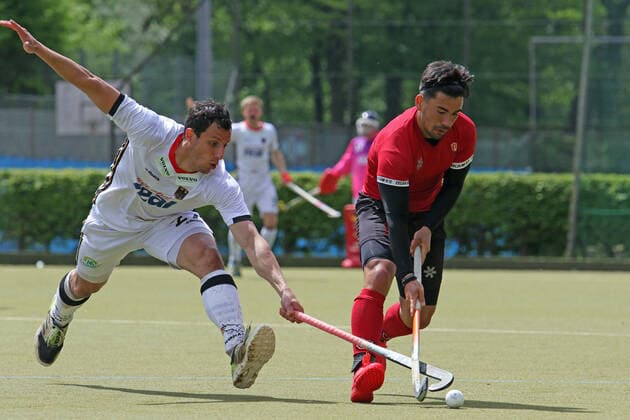 Testspiel der deutschen Hockey-Herren gegen Kanada: Timur Oruz (l. Deutschland) im Duell mit Gabriel Ho-Garcia (r. Kanada).