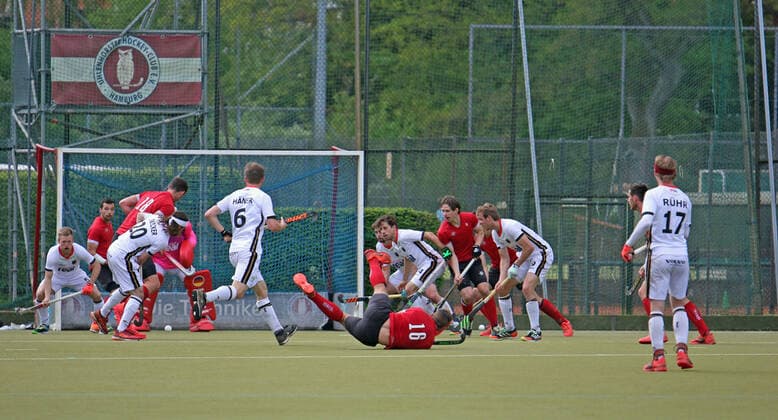 Testspiel der deutschen Hockey-Herren gegen Kanada: Kanadas Gordon Johnston schlägt den Ball im Fallen Richtung des DHB-Tores.