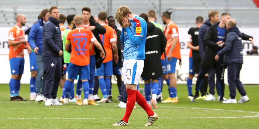 Bilder des Jahres 2021, Sport 05 Mai Sport Themen der Woche KW20 Foto : Kieler Enttäuschung nach dem Schlusspfiff , hier Finn Porath Fussball 2. Liga am So. 23.05.2021 Holstein Kiel - Darmstadt 2 - 3 *** Photo Kieler disappointment after the final whistle, here Finn Porath football 2 league on So 23 05 2021 Holstein Kiel Darmstadt 2 3