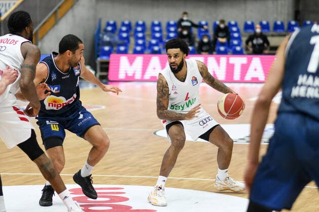 Sport Bilder des Tages D.J. Seeley (FC Bayern Muenchen Basketball) im Zweikampf mit Elias Lasisi (HAKRO Merlins Crailsheim), GER, HAKRO Merlins Crailsheim vs. FC Bayern Basketball, 23.05.2021, Play Off Viertelfinale Spiel 4, Basketball Bundesliga, Spielzeit 2020 2021. GER, HAKRO Merlins Crailsheim vs. FC Bayern Basketball, 23.05.2021, Play Off Viertelfinale Spiel 4, Basketball Bundesliga, Spielzeit 2020 202 Crailsheim Copyright: xEibnerxPressefoto MichaelxMemmlerx EP_MMR