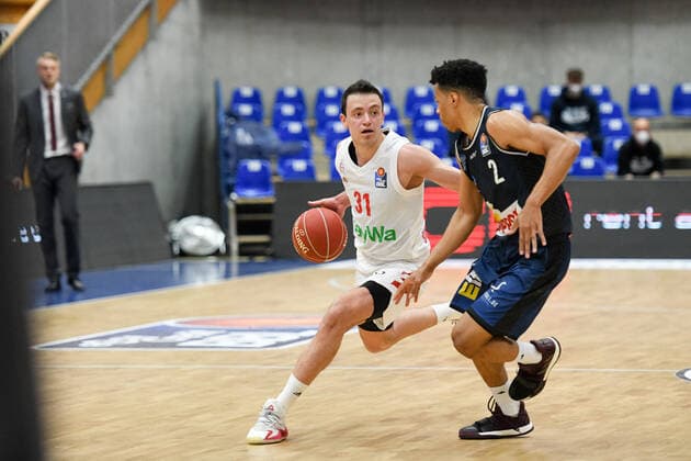 Zan Mark Sisko (FC Bayern Muenchen Basketball) im Zweikampf mit Trae Bell-Haynes (HAKRO Merlins Crailsheim), GER, HAKRO Merlins Crailsheim vs. FC Bayern Basketball, 23.05.2021, Play Off Viertelfinale Spiel 4, Basketball Bundesliga, Spielzeit 2020 2021. GER, HAKRO Merlins Crailsheim vs. FC Bayern Basketball, 23.05.2021, Play Off Viertelfinale Spiel 4, Basketball Bundesliga, Spielzeit 2020 202 Crailsheim Copyright: xEibnerxPressefoto MichaelxMemmlerx EP_MMR