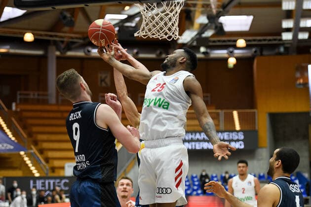 JaJuan Johnson (FC Bayern Muenchen Basketball) am Korb gegen Fabian Bleck (HAKRO Merlins Crailsheim), GER, HAKRO Merlins Crailsheim vs. FC Bayern Basketball, 23.05.2021, Play Off Viertelfinale Spiel 4, Basketball Bundesliga, Spielzeit 2020 2021. GER, HAKRO Merlins Crailsheim vs. FC Bayern Basketball, 23.05.2021, Play Off Viertelfinale Spiel 4, Basketball Bundesliga, Spielzeit 2020 202 Crailsheim Copyright: xEibnerxPressefoto MichaelxMemmlerx EP_MMR
