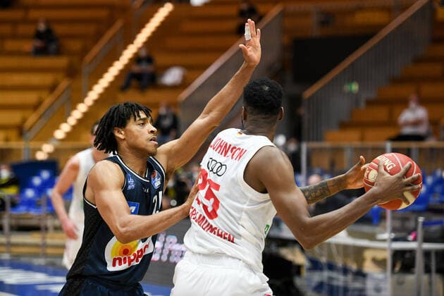 Jeremy Jones (HAKRO Merlins Crailsheim) verteidigt gegen JaJuan Johnson (FC Bayern Muenchen Basketball), GER, HAKRO Merlins Crailsheim vs. FC Bayern Basketball, 23.05.2021, Play Off Viertelfinale Spiel 4, Basketball Bundesliga, Spielzeit 2020 2021. GER, HAKRO Merlins Crailsheim vs. FC Bayern Basketball, 23.05.2021, Play Off Viertelfinale Spiel 4, Basketball Bundesliga, Spielzeit 2020 202 Crailsheim Copyright: xEibnerxPressefoto MichaelxMemmlerx EP_MMR