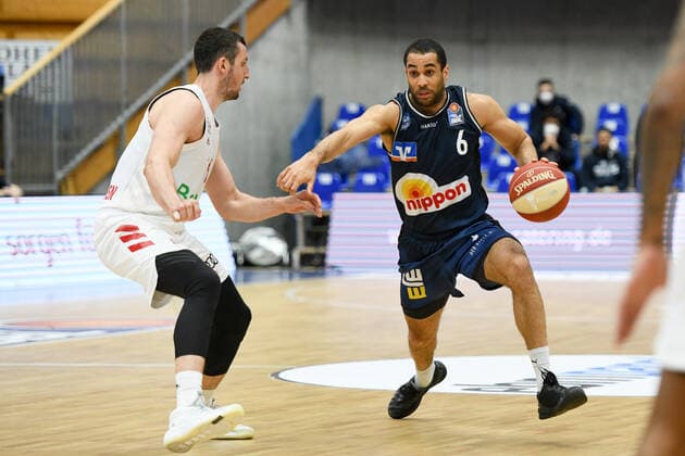 Elias Lasisi (HAKRO Merlins Crailsheim) im Zweikampf mit Paul Zipser (FC Bayern Muenchen Basketball), GER, HAKRO Merlins Crailsheim vs. FC Bayern Basketball, 23.05.2021, Play Off Viertelfinale Spiel 4, Basketball Bundesliga, Spielzeit 2020 2021. GER, HAKRO Merlins Crailsheim vs. FC Bayern Basketball, 23.05.2021, Play Off Viertelfinale Spiel 4, Basketball Bundesliga, Spielzeit 2020 202 Crailsheim Copyright: xEibnerxPressefoto MichaelxMemmlerx EP_MMR