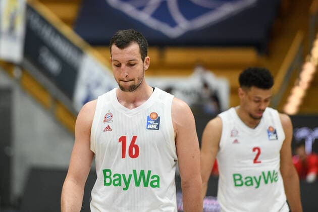 Paul Zipser (FC Bayern Muenchen Basketball) und Wade Baldwin (FC Bayern Muenchen Basketball) ist enttaeuscht ueber die Niederlage, GER, HAKRO Merlins Crailsheim vs. FC Bayern Basketball, 23.05.2021, Play Off Viertelfinale Spiel 3, Basketball Bundesliga, Spielzeit 2020 2021. GER, HAKRO Merlins Crailsheim vs. FC Bayern Basketball, 23.05.2021, Play Off Viertelfinale Spiel 3, Basketball Bundesliga, Spielzeit 2020 2021 Crailsheim Copyright: xEibnerxPressefoto MichaelxMemmlerx EP_MMR