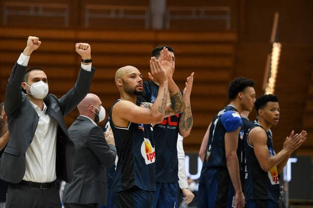 Maurice Stuckey (HAKRO Merlins Crailsheim) und Team jubeln ueber den Sieg, GER, HAKRO Merlins Crailsheim vs. FC Bayern Basketball, 23.05.2021, Play Off Viertelfinale Spiel 3, Basketball Bundesliga, Spielzeit 2020 2021. GER, HAKRO Merlins Crailsheim vs. FC Bayern Basketball, 23.05.2021, Play Off Viertelfinale Spiel 3, Basketball Bundesliga, Spielzeit 2020 2021 Crailsheim Copyright: xEibnerxPressefoto MichaelxMemmlerx EP_MMR