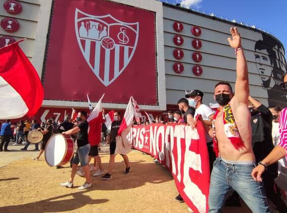 May 23, 2021, Seville, Spain: Supporters of Sevilla before the last La Liga soccer match between Sevilla FC and Deportivo Alaves at Sanchez Pizjuan Stadium Seville Spain - ZUMAa142 20210523_zap_a142_001 Copyright: xDanielxGonzalezxAcunax