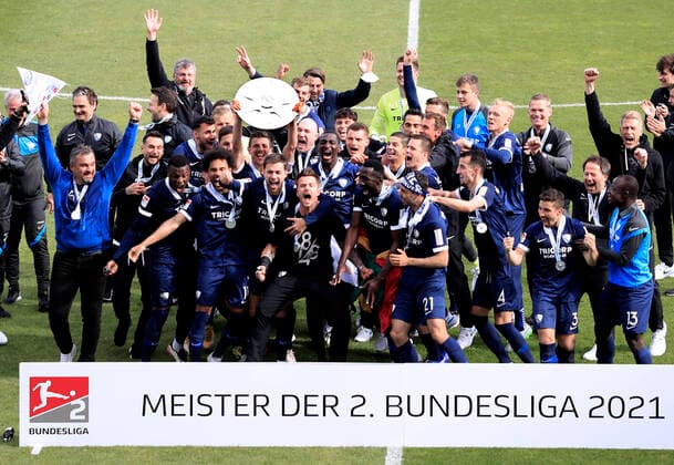 Bilder des Jahres 2021, Sport 05 Mai Sport Themen der Woche KW20 LOSILLA Anthony Kapitaen Team VfL Bochum Jubelt nach dem Sieg seiner Mannschaft und der Deutschen Meisterschaft der 2. Fussball Bundesliga 2021 bei der Siegerehrung mit der Meisterschale 2.Bundesliga Saison 2020-2021 Spiel VfL Bochum - SV Sandhausen 3 : 1 am 23. Mai 2021 in Bochum DFL REGULATIONS PROHIBIT ANY USE OF PHOTOGRAPHS as IMAGE SEQUENCES and or QUASI-VIDEO *** LOSILLA Anthony Kapitaen Team VfL Bochum celebrates after the victory of his team and the German championship of the 2 football Bundesliga 2021 at the award ceremony with the championship trophy 2 Bundesliga season 2020 2021 match VfL Bochum SV Sandhausen 3 1 on 23 May 2021 in Bochum DFL REGULATIONS PROHIBIT ANY USE OF PHOTOGRAPHS as IMAGE SEQUENCES and or QUASI VIDEO